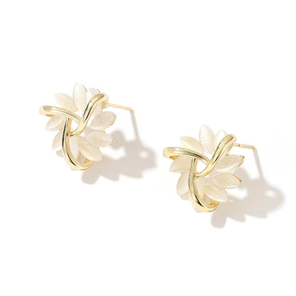 Elegante und Exquisite Kreisförmige Opalblüten-Ohrstecker in Gold